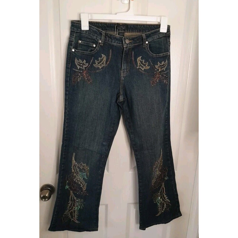 Style Women’s Embroidered Bootcut Jeans. Size 8. B52